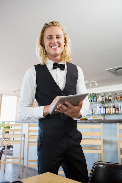Camarero con tableta digital en restaurante
