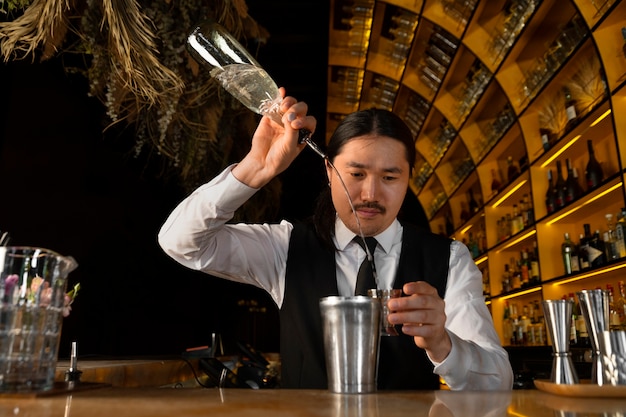 Foto camarero de tiro medio preparando bebida
