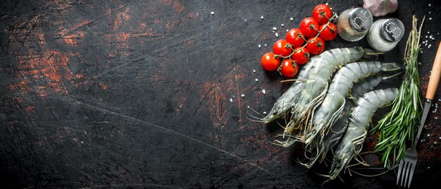 Camarões crus com tomate alecrim e especiarias