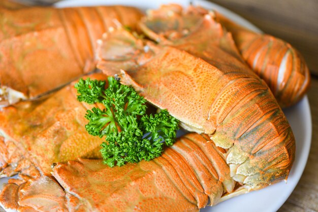 Foto camarões de lagosta de cabeça plana servidos em prato branco lagosta fresca de cabeça plana cozida com salsa no restaurante de frutos do mar rock lobster moreton bay bug