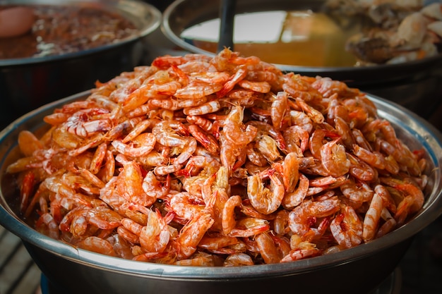 Foto camarões doces em comida de rua do mercado.