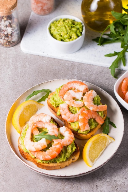 Camarões em torrada com abacate e limão Conceito de pequeno-almoço Bruschetta