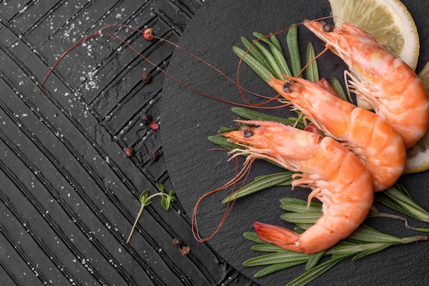Camarões frescos de frutos do mar e fatia de limão
