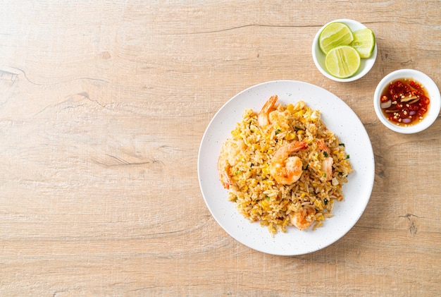 Camarões fritos caseiros arroz frito no prato em estilo tailandês estilo de comida asiática