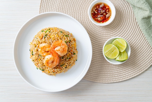 Camarões fritos caseiros, arroz frito no prato em estilo tailandês, estilo de comida asiática