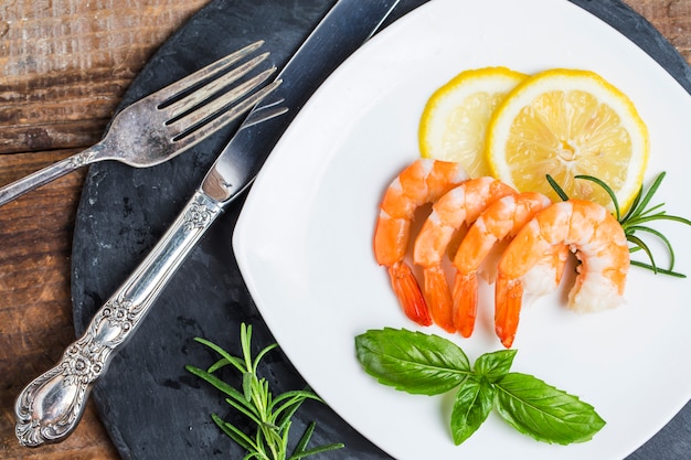 Camarões pronto para comer