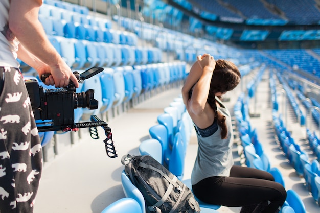 El camarógrafo le dispara a una chica en una cámara profesional.