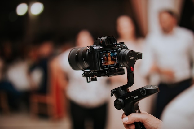 Camarógrafo filmando una boda con una cámara de vídeo