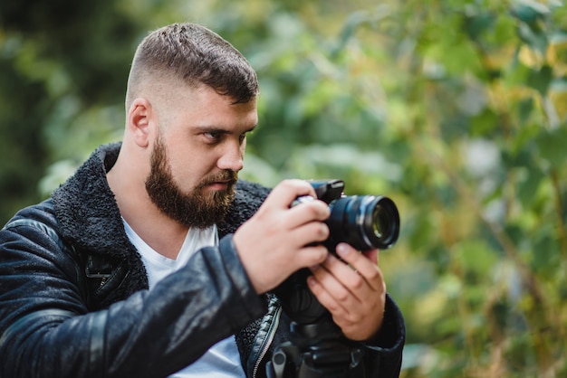 El camarógrafo graba un video en un parque verde.