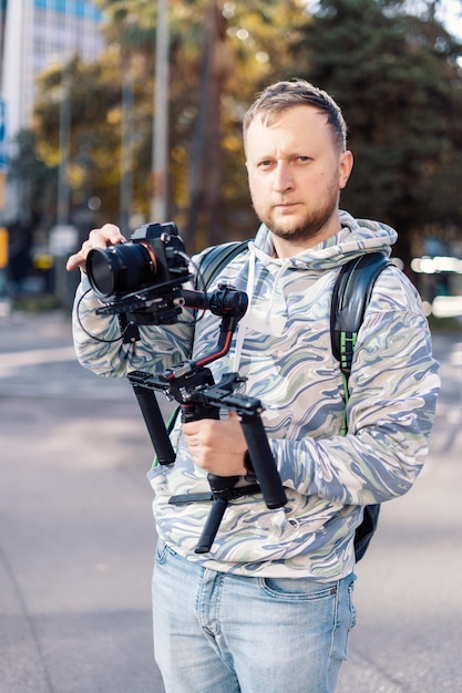 Camarógrafo profesional con configuración de video de gimball durante el rodaje