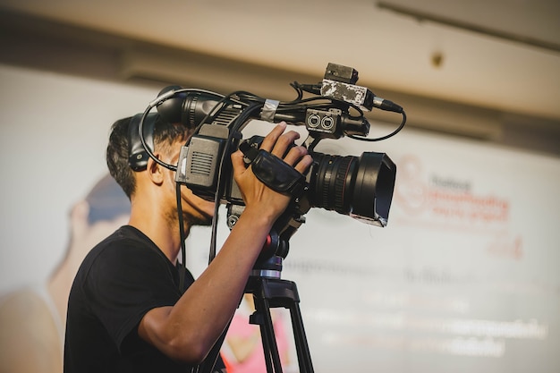 Camarógrafo profesional: cubriendo el evento con un video