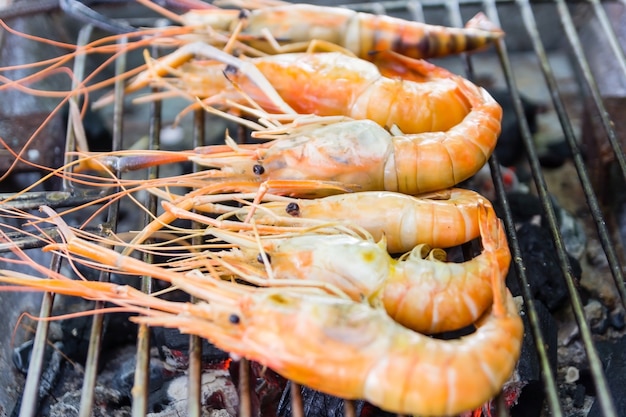 Camarón de río o gambas de río a la parrilla mariscos a la parrilla en la estufa de carbón