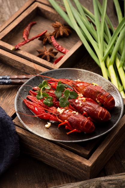 Camarón rojo listo para comer en una mesa de madera