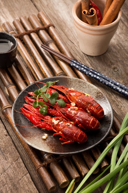 Foto camarón rojo listo para comer en una mesa de madera