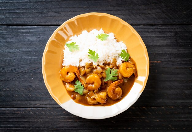 Camarones al curry con arroz