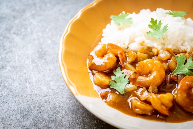 Camarones al curry sobre arroz cubierto