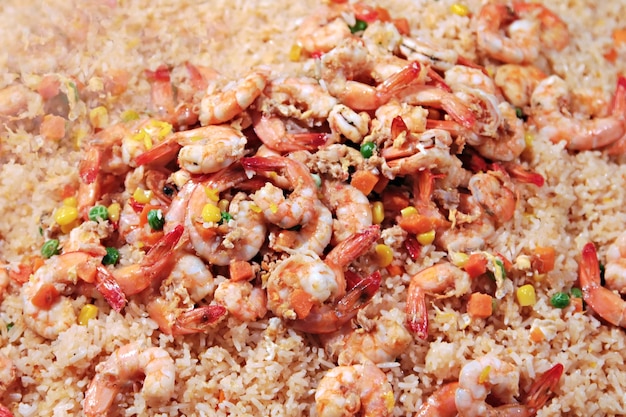 Camarones con arroz en el mercado callejero de Tailandia