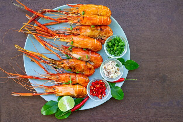 Camarones asados y limón sobre tabla de cortar