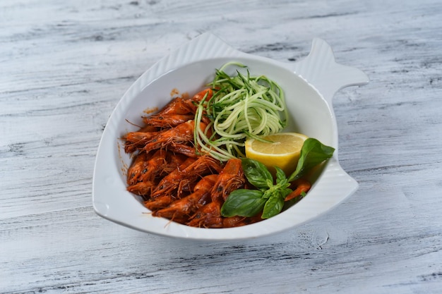 Foto camarones y cangrejos de río en salsa de tomate con verduras, mariscos en salsa, vista superior