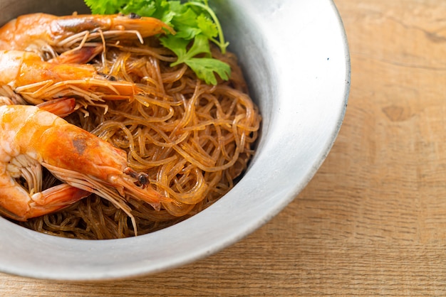 Camarones en cazuela o al horno con fideos de vidrio o camarones en maceta con fideos