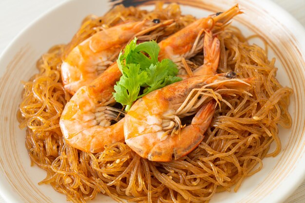 Camarones en cazuela o al horno con fideos de vidrio o camarones en maceta con fideos