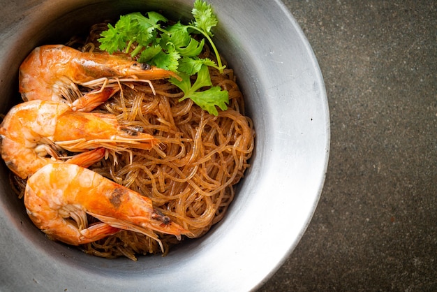 Camarones en cazuela o al horno con fideos de vidrio o camarones en maceta con fideos