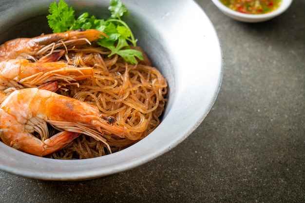 Foto camarones a la cazuela o al horno con fideos de vidrio o camarones en maceta con fideos