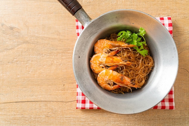 Camarones a la cazuela o al horno con fideos de vidrio o camarones en maceta con fideos