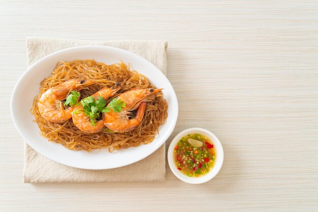 Camarones en cazuela o al horno con fideos de vidrio o camarones en maceta con fideos