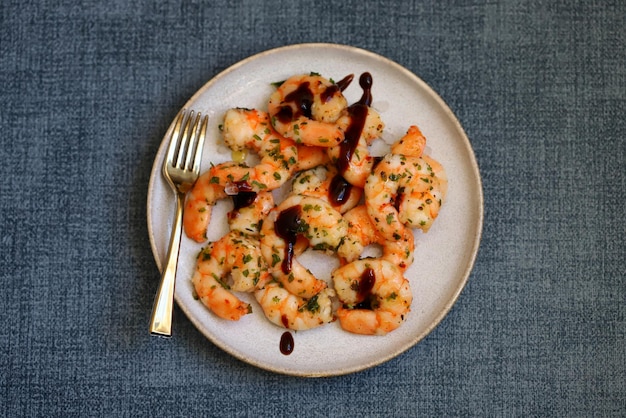 Foto camarones cocidos al estilo asiático con especias picantes en un plato