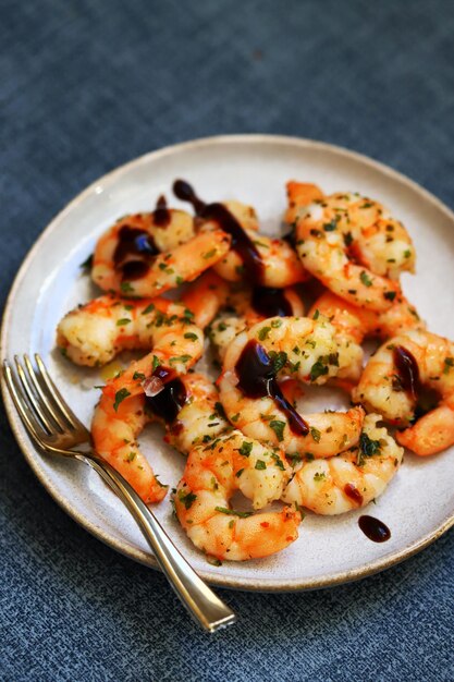 Camarones cocidos al estilo asiático con especias picantes en un plato