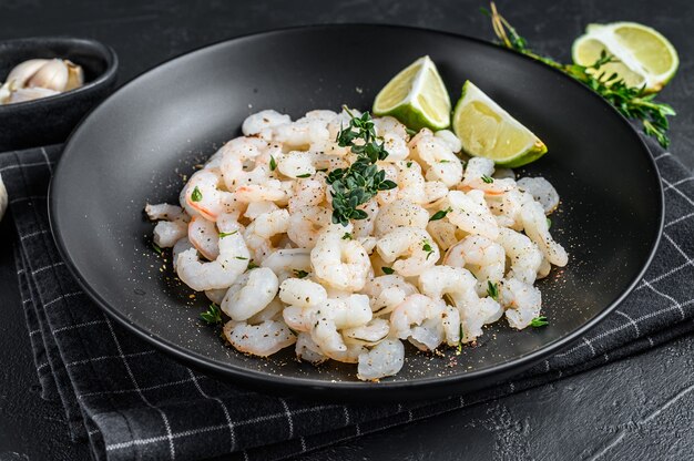 Camarones cocidos pelados, Gambas en un plato. vista superior.