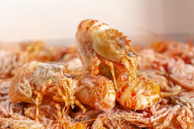 camarones congelados grandes y pequeños con o sin cabeza, rosados, con tentáculos, bigote en un paquete