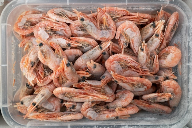 Camarones congelados en la nevera en el mercado de pescado, alimentación saludable y concepto de mercado de pescado