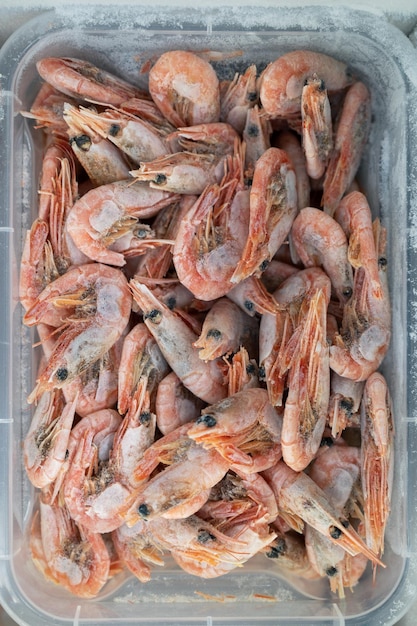 Camarones congelados en la nevera en el mercado de pescado, alimentación saludable y concepto de mercado de pescado