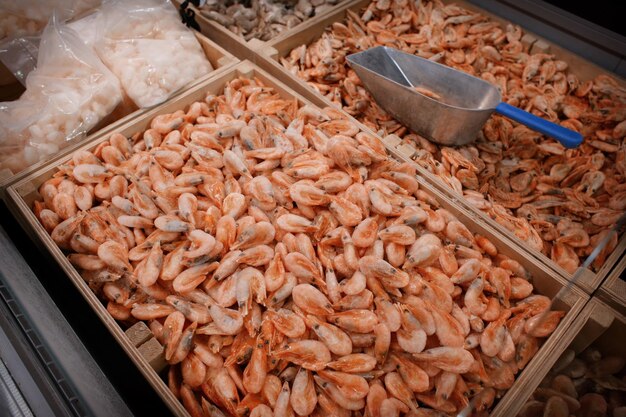 Camarones congelados en supermercado de pescado