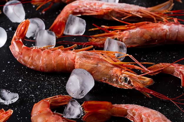 Camarones crudos grandes congelados en negro