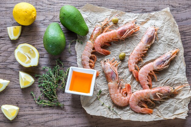 Camarones crudos con rodajas de aguacate y limón