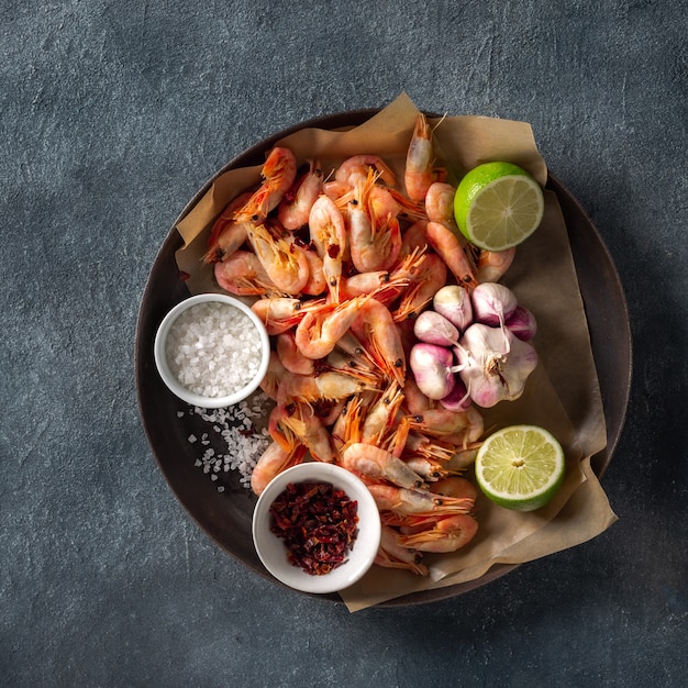 Camarones crudos en una sartén con ingredientes