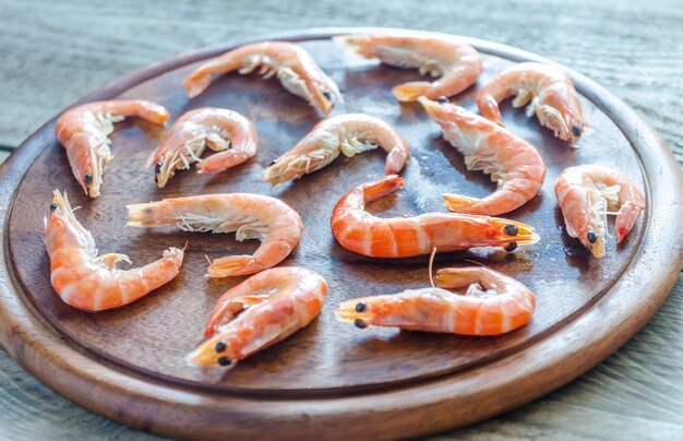 Camarones crudos en la tabla de madera