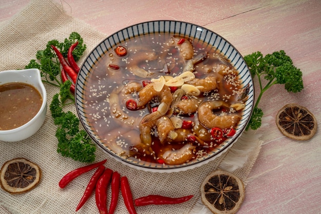 Camarones en escabeche con salsa de soja coreana Camarones frescos marinados en una salsa de soja suave Comida coreana