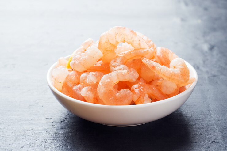 Camarones con especias y limón en un tazón de cerca.