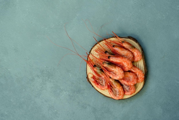 Foto los camarones están en el plato blanco. foto de alta calidad.