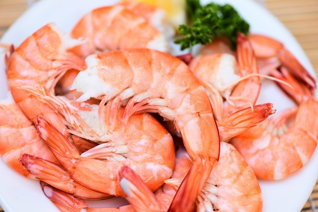 Camarones frescos servidos en un plato blanco camarones hervidos, camarones pelados cocinados en el restaurante de mariscos