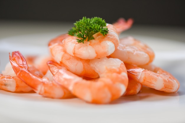 Camarones frescos servidos en un plato: langostinos pelados y cocidos en el restaurante de mariscos