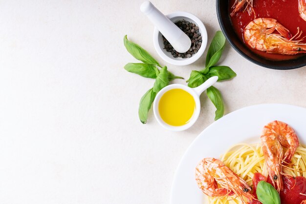 Camarones Fritos Langostinos A La Pasta Italiana De Espaguetis