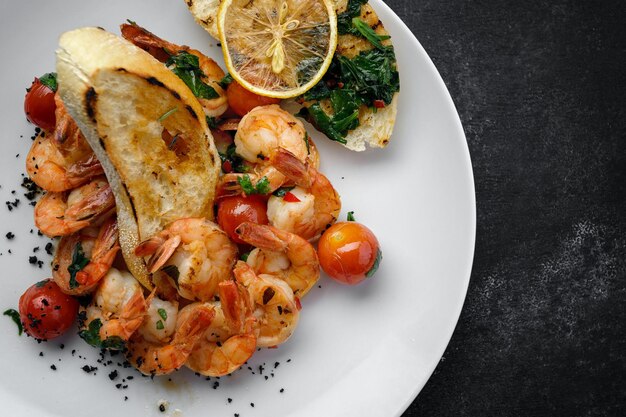 Camarones fritos en salsa de tomate con limón y tomates