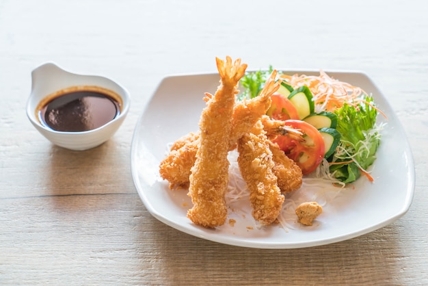 Foto camarones fritos con salsa tonkatsu