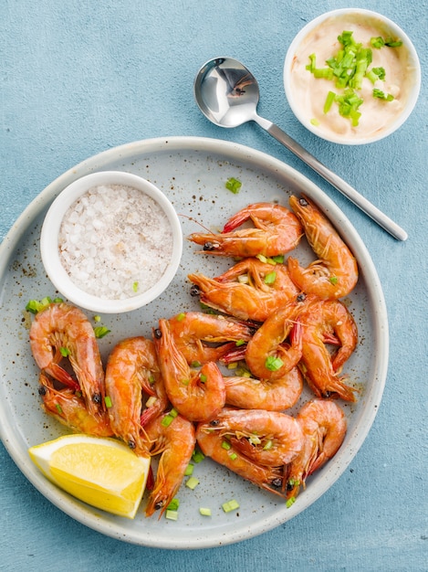 Camarones glaseados en salsa de soja con cebolla verde y limón.