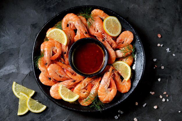 Camarones grandes cocidos con limón, eneldo y salsa de tomate